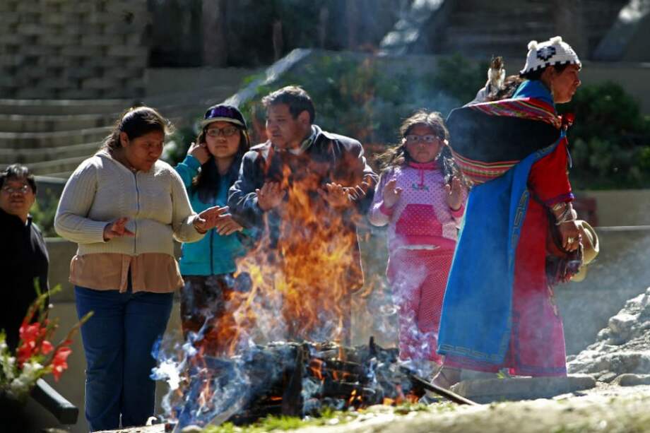 Autoridades indígenas realizan un ritual con agua, alimentos y oraciones para invocar el "ajayu" o "espíritu" del mar, en apoyo a la demanda de Bolivia ante Chile de una salida al océano. / EFE/Martin Alipaz