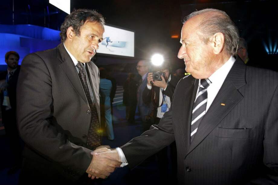 Blatter y Platini se saludan antes del congreso de la Fifa. Foto: AFP