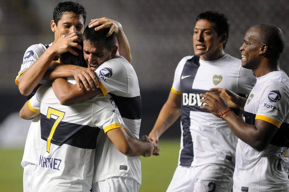 Jugadores de Boca celebran con el 'Burrito' Martínez el gol que le marcó a Barcelona de Ecuador.