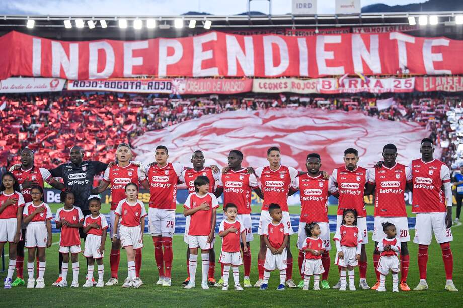 Se espera que los hinchas cardenales vistan de fiesta El Campín para la final entre Santa Fe y Atlético Bucaramanga.