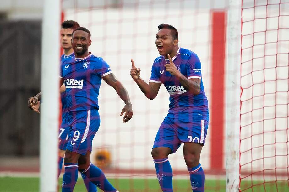 El colombiano Alfredo Morelos (derecha) ingresó desde la banca y marcó un doblete para que su equipo, el Rangers de Escocia, venciera por 5-0 al Lincoln Red Imps de Gibraltar