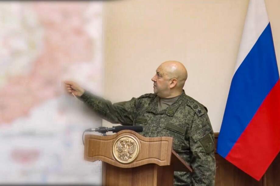 Esta imagen tomada de un video proporcionado por el servicio de prensa del Ministerio de Defensa ruso muestra a Serguéi Surovikin, comandante de las operaciones rusas en Ucrania, informando sobre la situación en la región de Jersón.