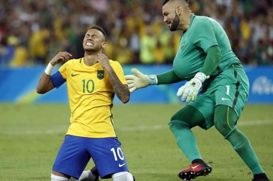 Neymar (i) entró en llanto tras anotar el penal que le dio a Brasil su primera medalla de oro olímpica en fútbol. / AFP