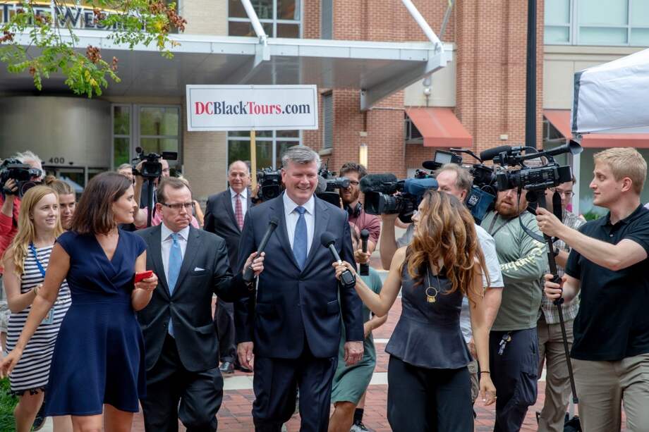 Kevin Downing , abogado de Manafort, llega a la corte, en Estados Unidos. / EFE