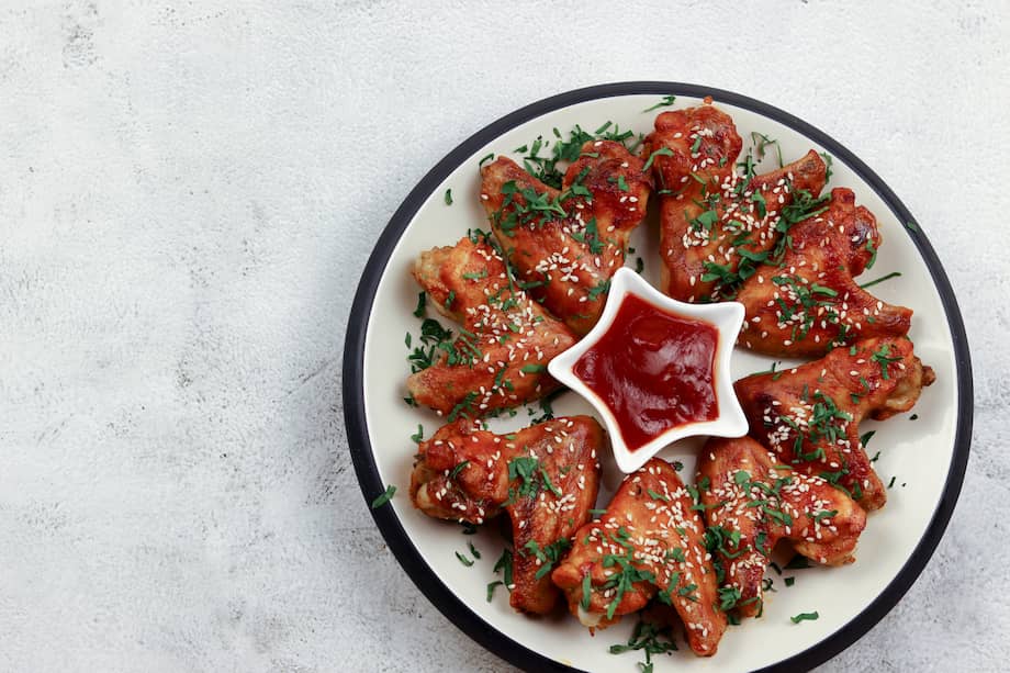 Sirve también estas alitas de pollo con ajonjolí blanco.