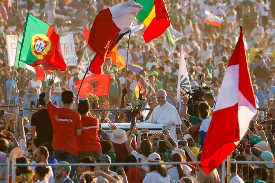 El Papa León XIV (C) saluda a los fieles desde su papamóvil durante una vigilia de oración por el Jubileo de la Juventud, en Tor Vergata, en Roma.