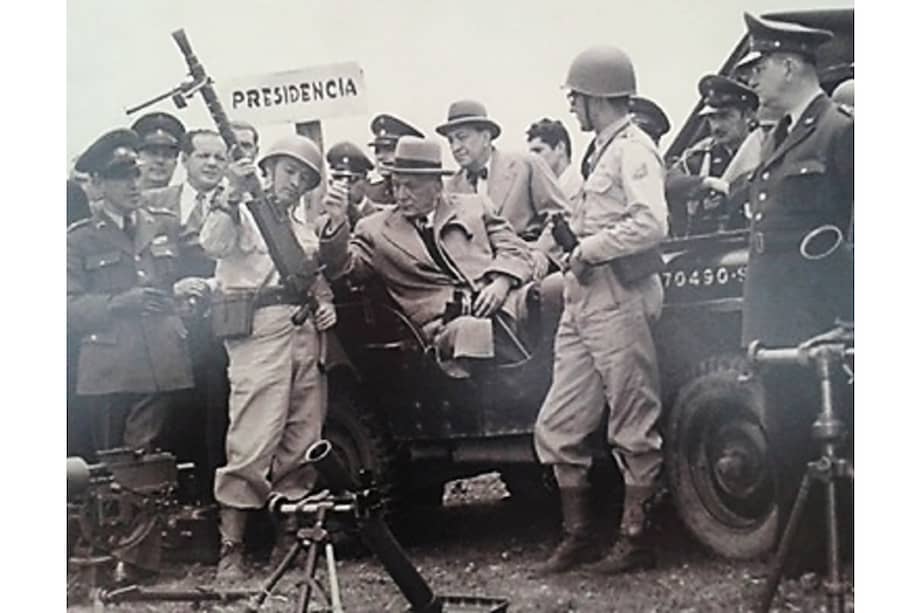 El presidente de Colombia, Laureano Gómez, despidió al Batallón Colombia que partió hacia la guerra en Corea en 1951. / Archivo