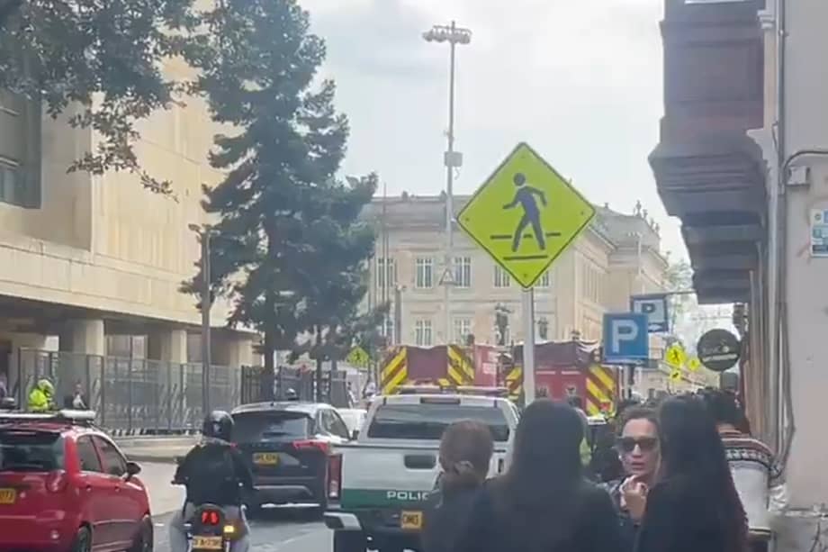 Bomberos llegó al lugar para asegurar la zona y liderar la evacuación.