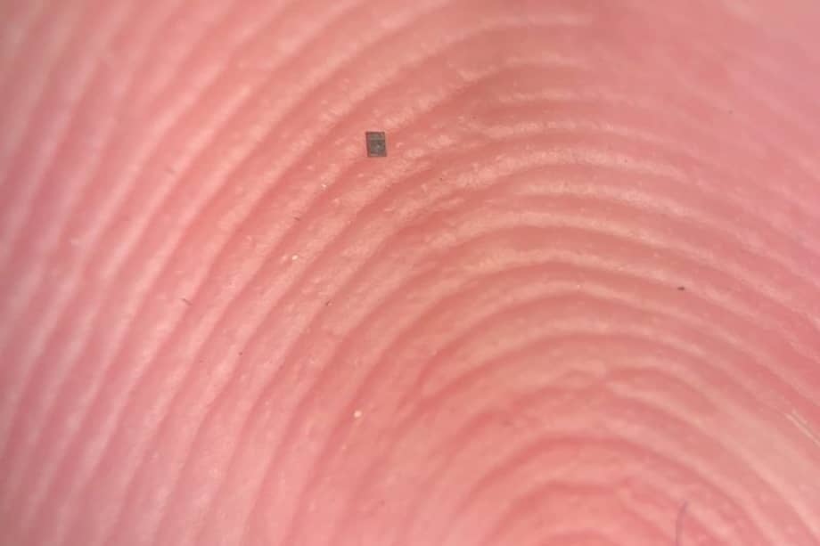 Un microrrobot, totalmente integrado con sensores y una computadora, lo suficientemente pequeño como para mantenerse en equilibrio sobre la cresta de una huella digital.