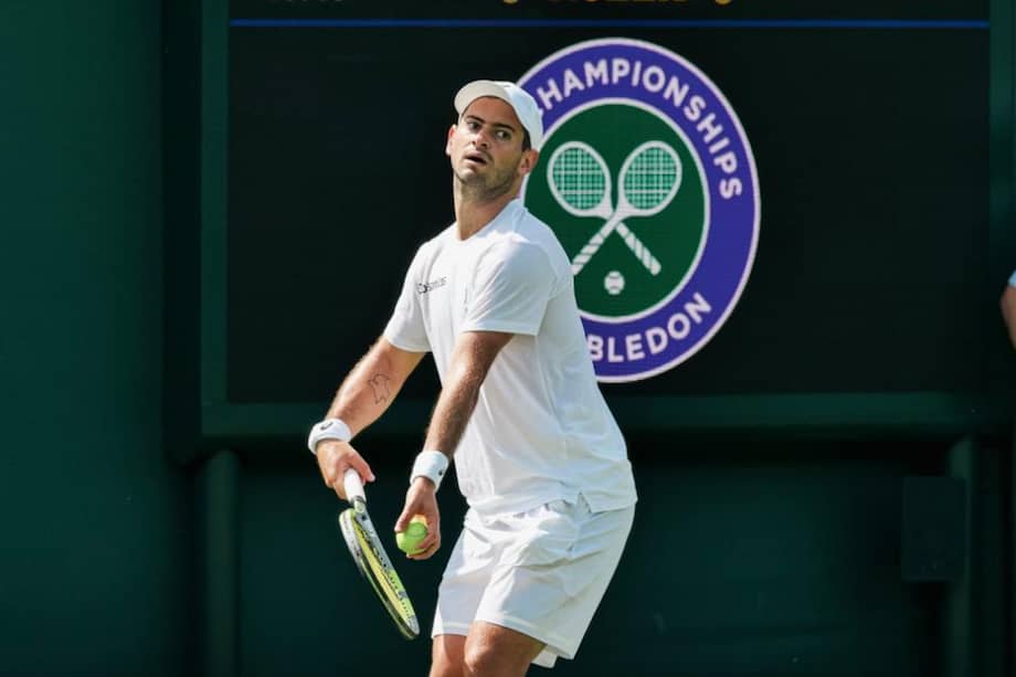 El tenista colombiano remontó ante el paraguayo Daniel Vallejo en un partido de cuatro horas para conseguir la primera victoria de su carrera en el cuadro principal de un Grand Slam.