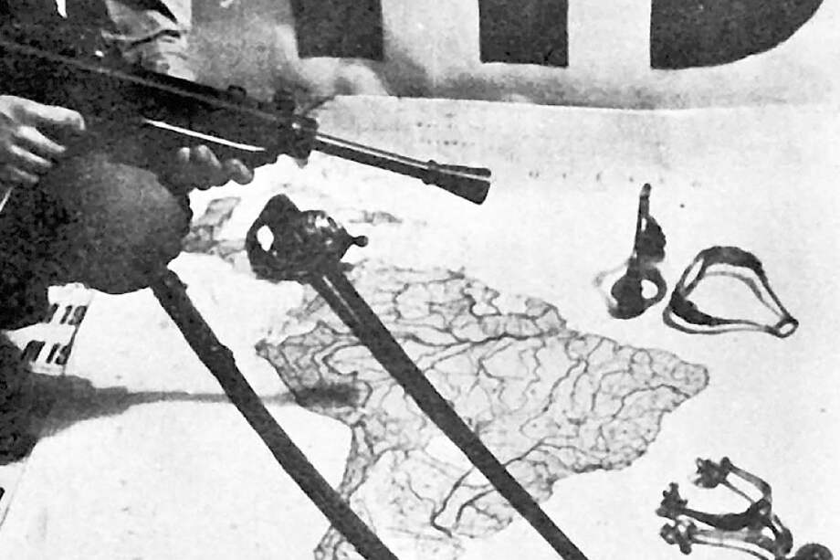 La primera foto de la espada de Simón Bolívar después de ser robada en 1974.