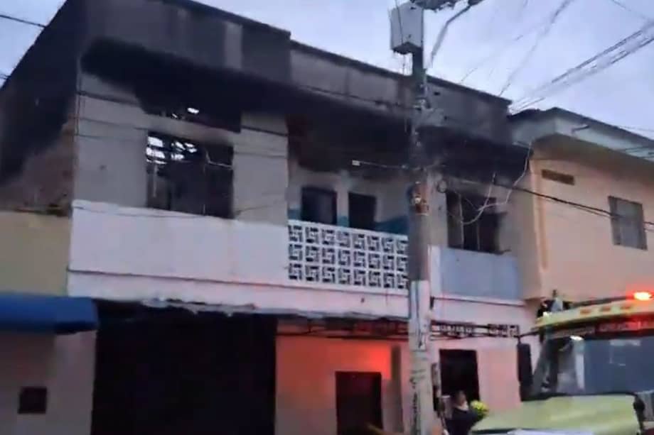 El incendio consumió el segundo piso del inmueble ubicado en el barrio San Pedro, zona de actividad comercial.