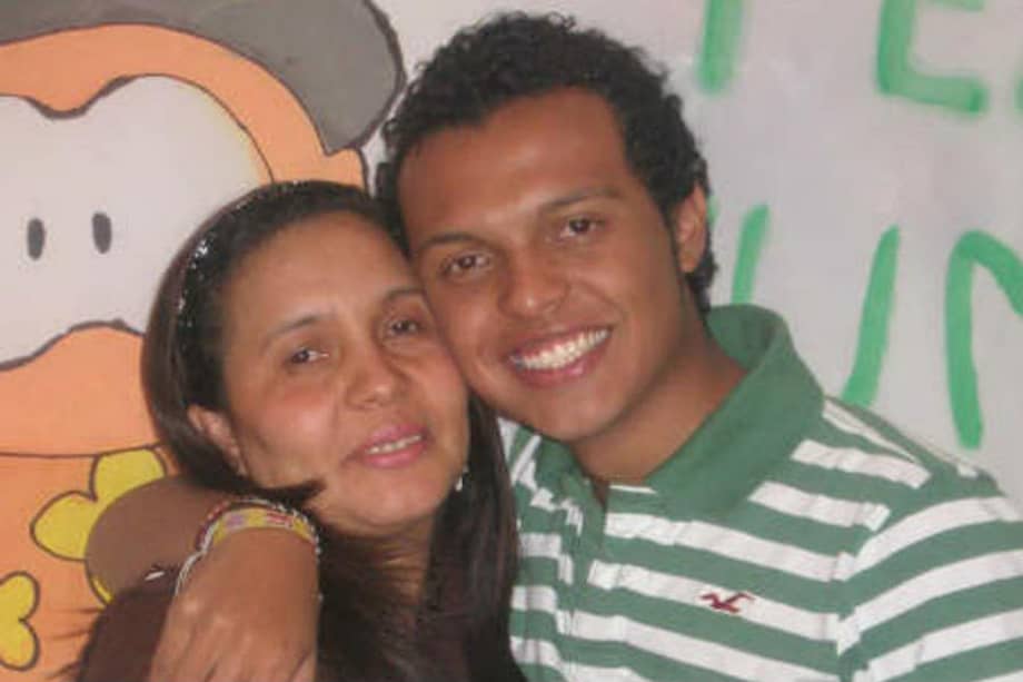 Luis Andrés Colmenares con su madre, Oneida Escobar. / Kienyke