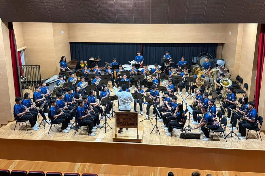 El grupo de 50 jóvenes hizo su presentación en Europa en la que combinó técnica, tradición y talento local.