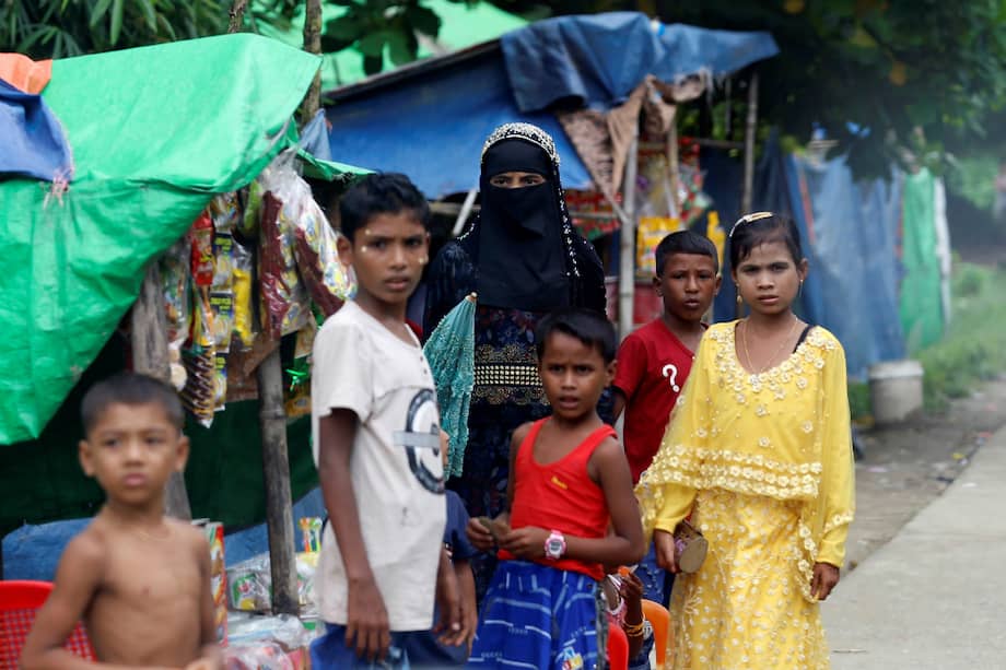 Varios rohingyá congregados cerca de un puesto de aperitivos en el oeste de Birmania. Los rohinyás que quedan en Birmania (Myanmar) viven estrechamente vigilados. / EFE