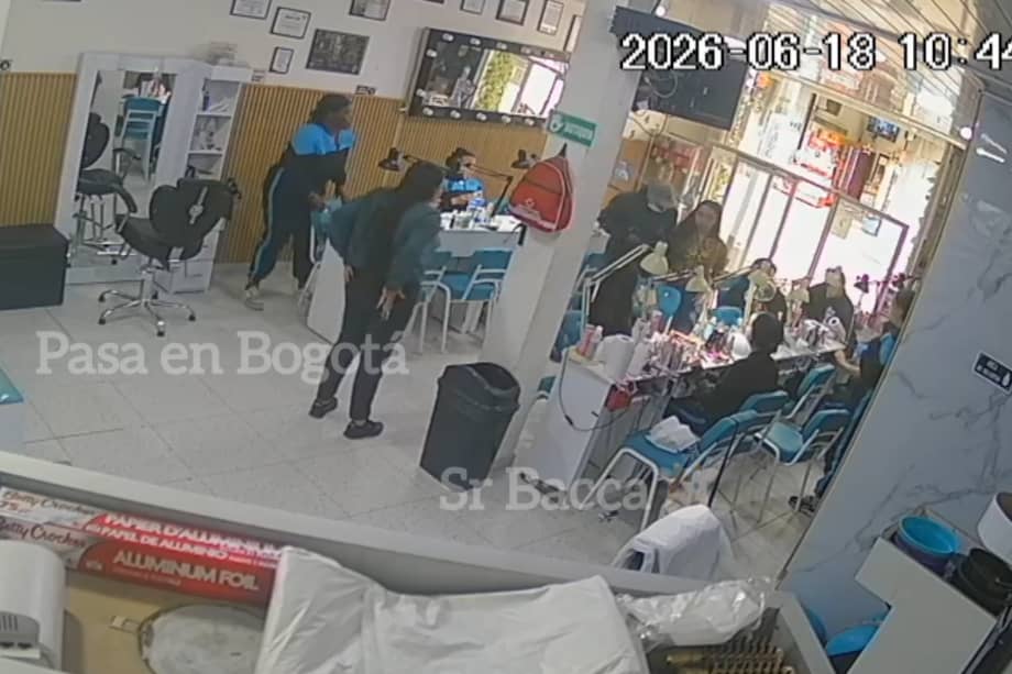 Clientes y trabajadoras fueron obligados a entregar celulares y objetos de valor.