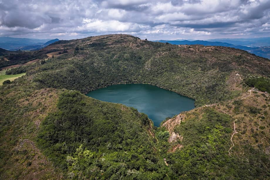 Sesquilé es hogar de uno de los lugares más emblemáticos de Cundinamarca: la Reserva Forestal Protectora Laguna del Cacique Guatavita.