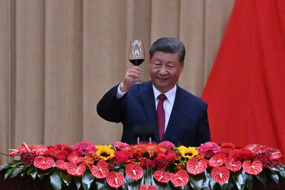 El presidente de China, Xi Jinping, hace un brindis durante una recepción en vísperas del Día Nacional en el Gran Salón del Pueblo en Beijing el 30 de septiembre de 2024.