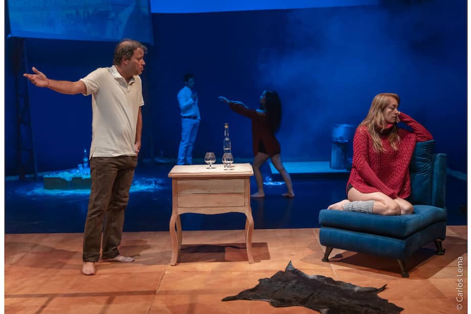 Imagen de la obra "Pies morenos sobre piedras de sal", que propone un viaje íntimo y personal por las relaciones de pareja, así como un recorrido por una región marcada por el abandono, la desolación y la violencia.
/ Carlos Mario Lema