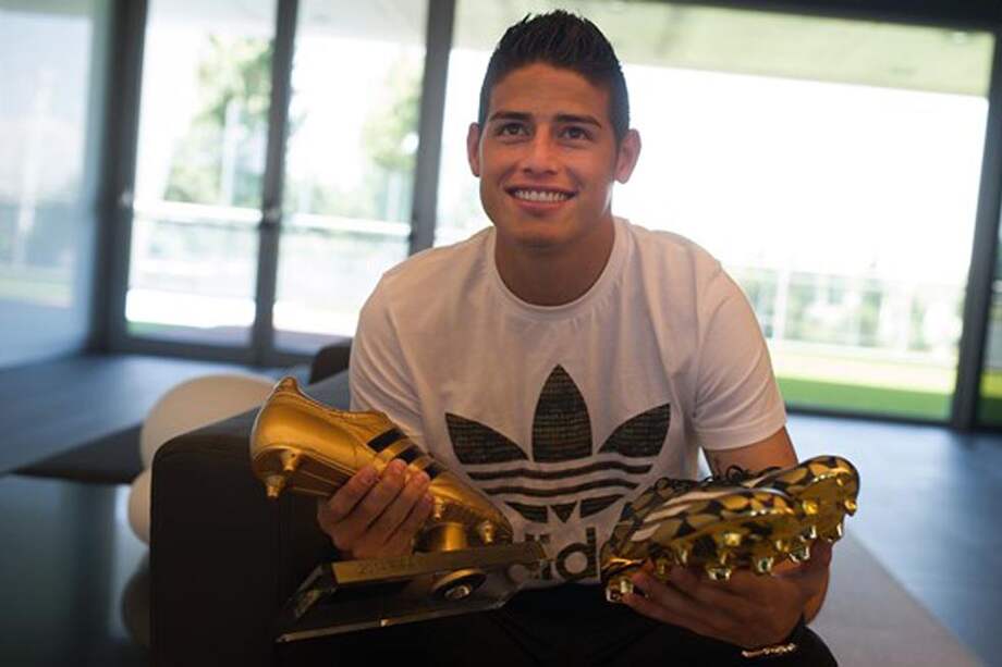James Rodríguez se convirtió en el primer jugador colombiano en recibir el Botín de Oro. / FIFA