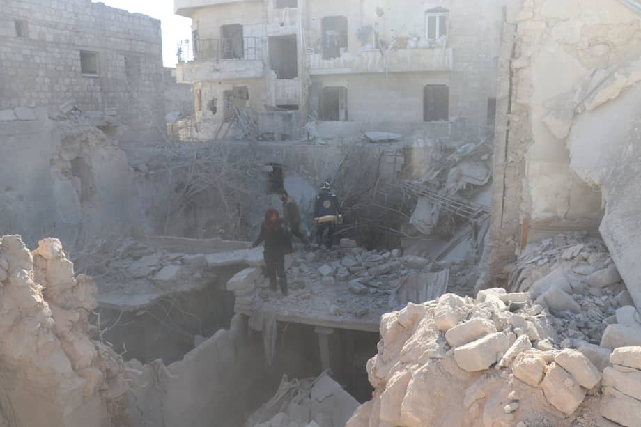 Al menos 11 personas murieron, entre ellas cinco niños y dos mujeres, y más de una decena resultaron heridas en nuevos bombardeos realizados por la aviación siria y rusa contra áreas controladas por los insurgentes islamistas en el noroeste de Siria.