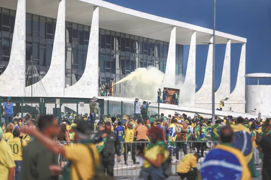 Policías antidisturbios accedieron el domingo pasado a la sede del gobierno de Brasil, tomada por seguidores radicales del expresidente Jair Bolsonaro, en Brasilia (Brasil).