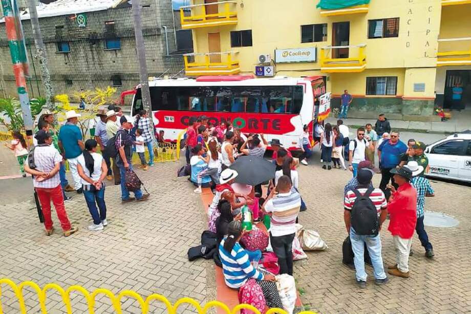 Más de 800 campesinos salieron de las veredas La Granja, Santa Lucía, Conguital, Santa Rita, El Aro y San Agustín de Leones. / Cortesía