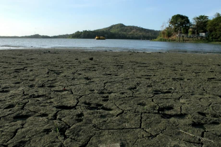 La intensa sequía formó una extensa playa en la laguna de Luruaco. / Jesús Fragozo Caro