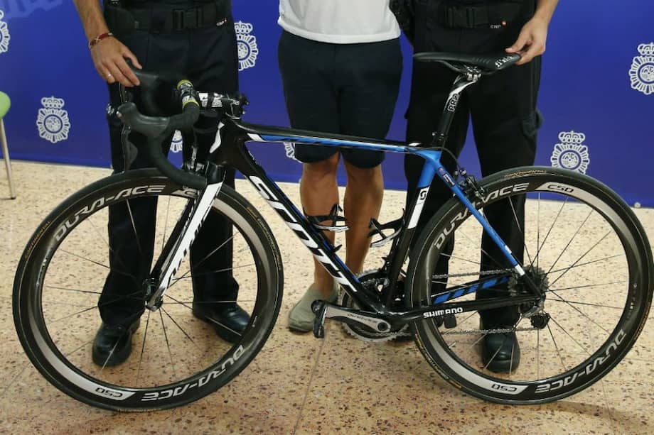 Bicicleta recuperada por la policía, robada al equipo australiano Orica. / EFE