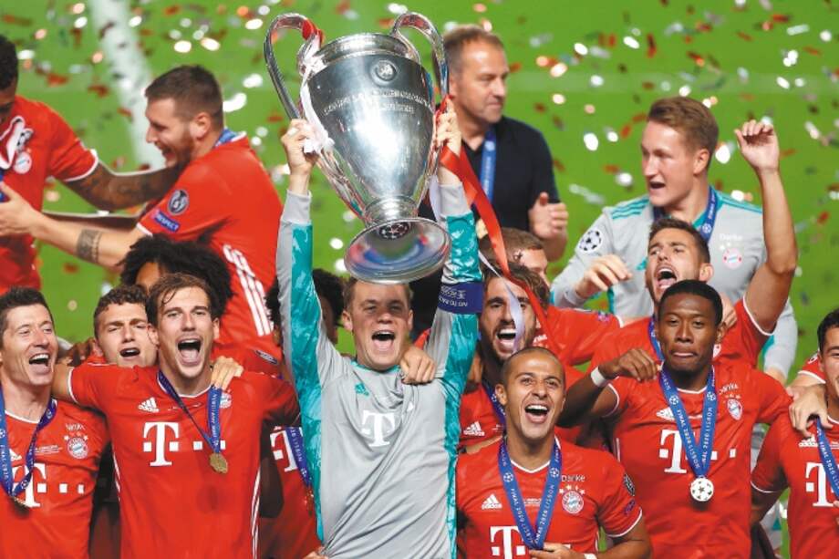 Los jugadores del Bayern Múnich levantan el trofeo de la UEFA Champions League, certamen que ganaron con rendimiento perfecto.