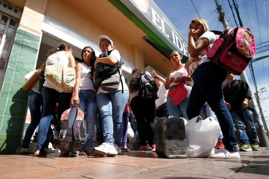 Miles de venezolanos cruzaron la frontera en julio para hacer compras en Cúcuta, a causa del desabastecimiento general en Venezuela. / EFE