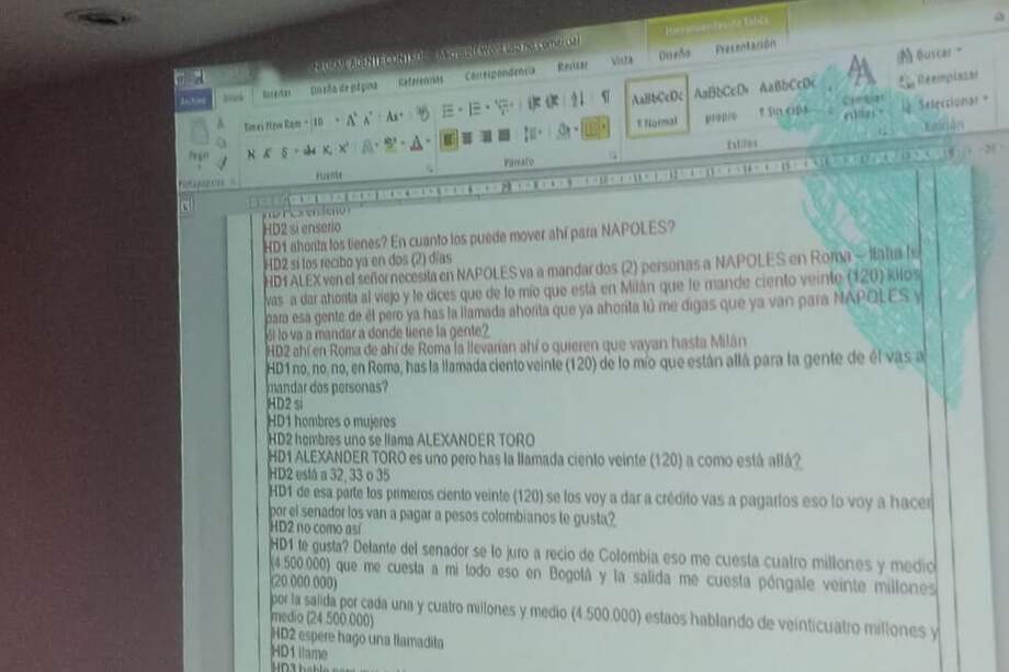 Imagen de la transcripción que exhibió la Fiscalía en esta audiencia de una conversación relacionada con el supuesto envío de droga a Italia. / José David Escobar - El Espectador