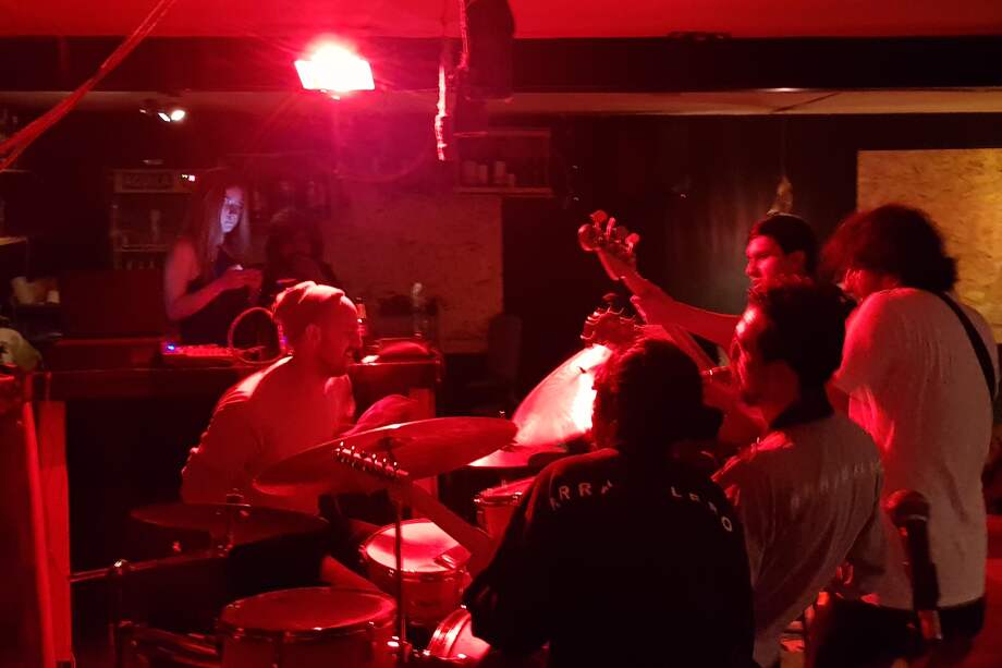 Una de las imágenes de la velada del viernes 8 de junio en el bar Don catador. / Sergio Moreno