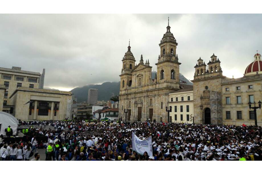 Unos 200 manifestantes llegaron hasta la Plaza de Bolívar a pedir la libertad para los presos de las Farc/Anna Josa.
