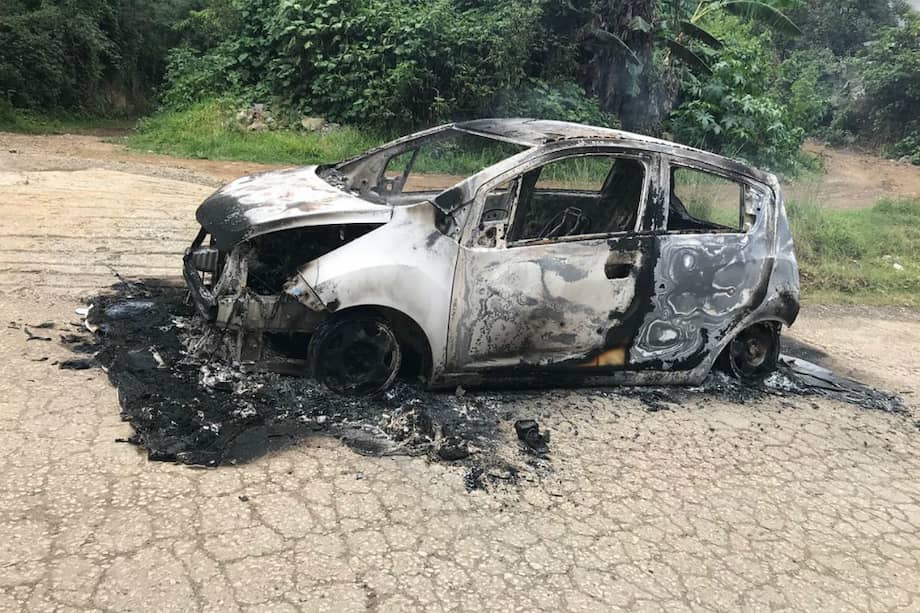 Así quedó el carro en el que se movilizaba Ricardo Alonso Lozano Rivas. / Tomada de @medinamedios