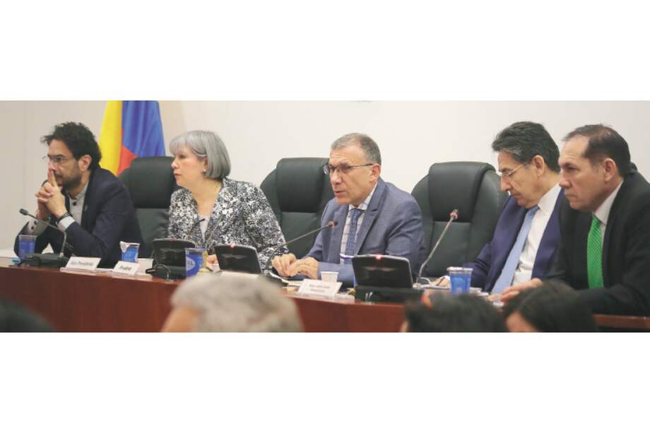 El senador Iván Cepeda; la presidenta de la JEP, Patricia Linares; el senador Roy Barreras; el fiscal Néstor Humberto Martínez y el senador Antonio Sanguino, en la reunión de ayer. / Senado