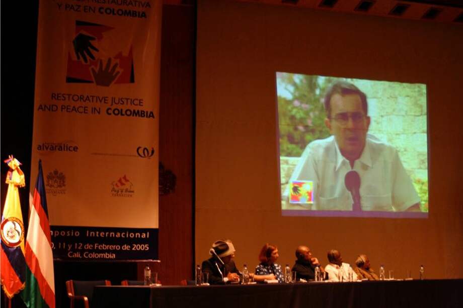 Álvaro Uribe en charla con Desmond Tutu en 2005.