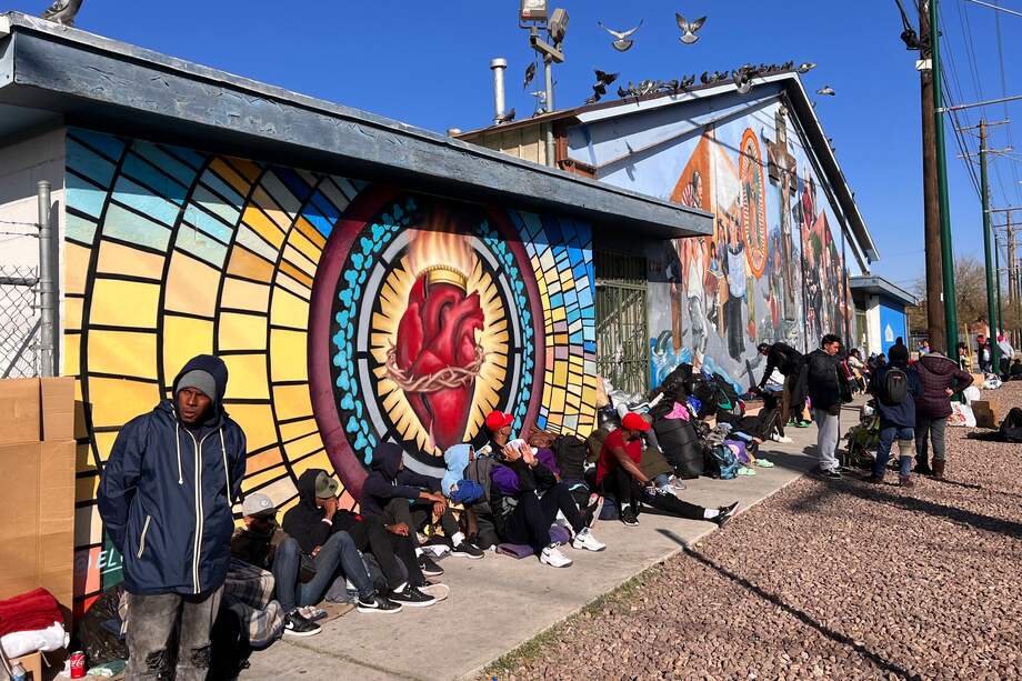 Decenas de inmigrantes llegados de México esperan para recibir ayuda y alimentos hoy, afuera de la iglesia Sagrado Corazón en El Paso, Texas (EE.UU.). Los migrantes desbordan los albergues y se ven obligados a dormir en las calles de El Paso (Texas, EE.UU.), una ciudad fronteriza con México a donde han llegado por miles en las últimas semanas.