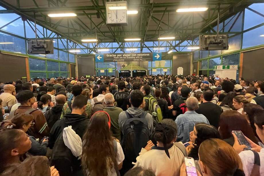 Usuarios tuvieron que optar por otros medios de transporte para llegar a sus destinos.