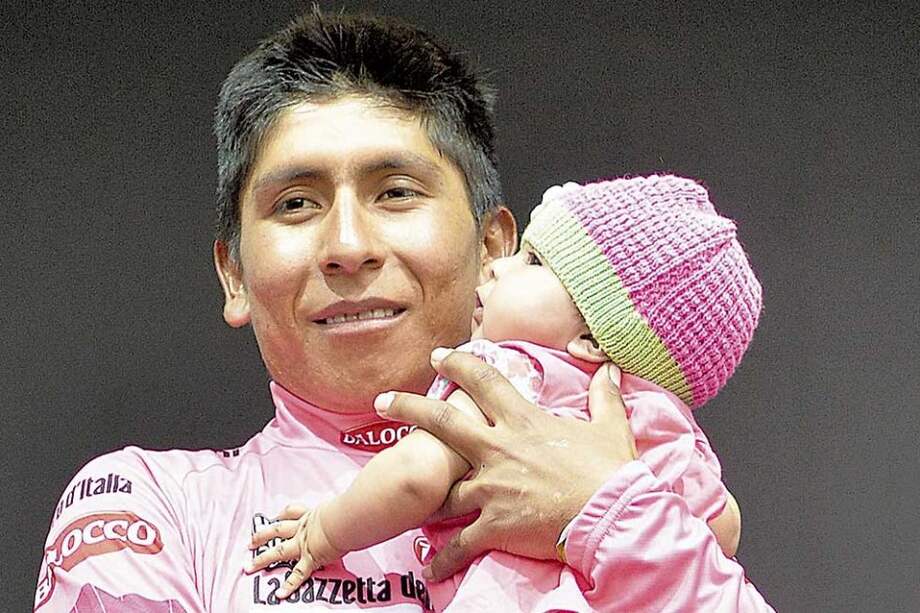 El ciclista colombiano Nairo Quintana con su hija Mariana, tras ser el campeón del Giro de Italia. / EFE