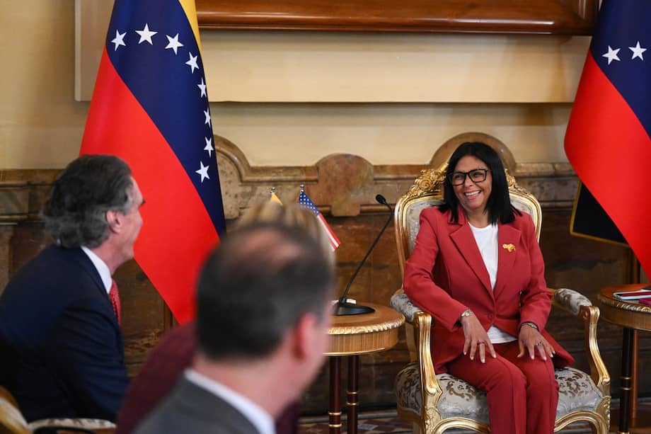 La presidenta interina de Venezuela, Delcy Rodríguez (derecha), reacciona con el secretario del Interior de Estados Unidos, Doug Burgum (izquierda), durante una reunión en el Palacio Presidencial de Miraflores.