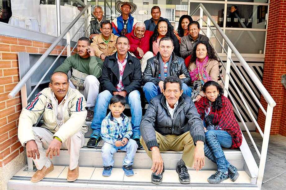 Misael Payares (abajo a la derecha) junto a otros líderes de la Asociación de Campesinos de Buenos Aires, galardonada con el Premio Nacional de Paz. / Andrés Torres