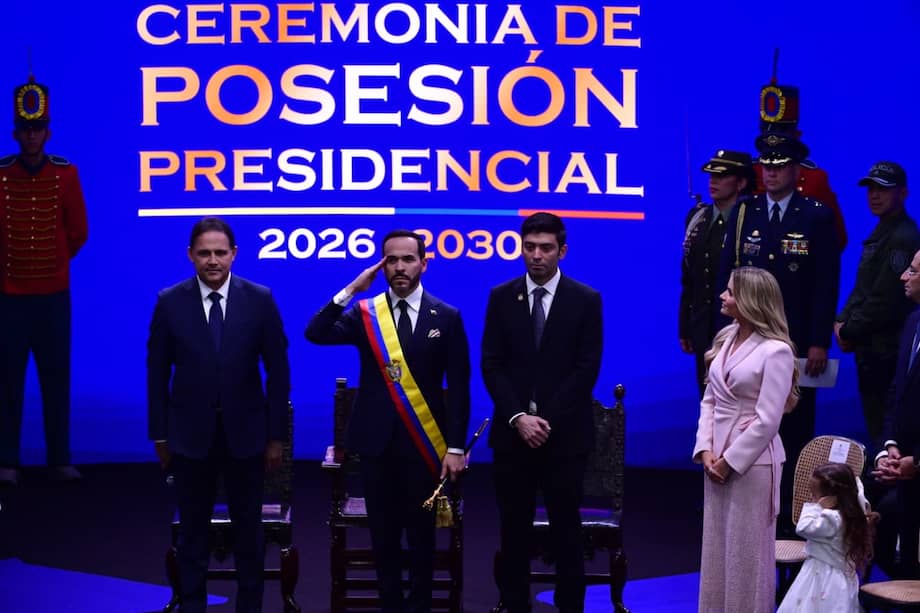 Abelardo de la Espriella recibió la banda presidencial para consolidar la transición de mando. Juramentó como nuevo mandatario de los colombianos y dio lugar a la posesión de José Manuel Restrepo como nuevo vicepresidente.