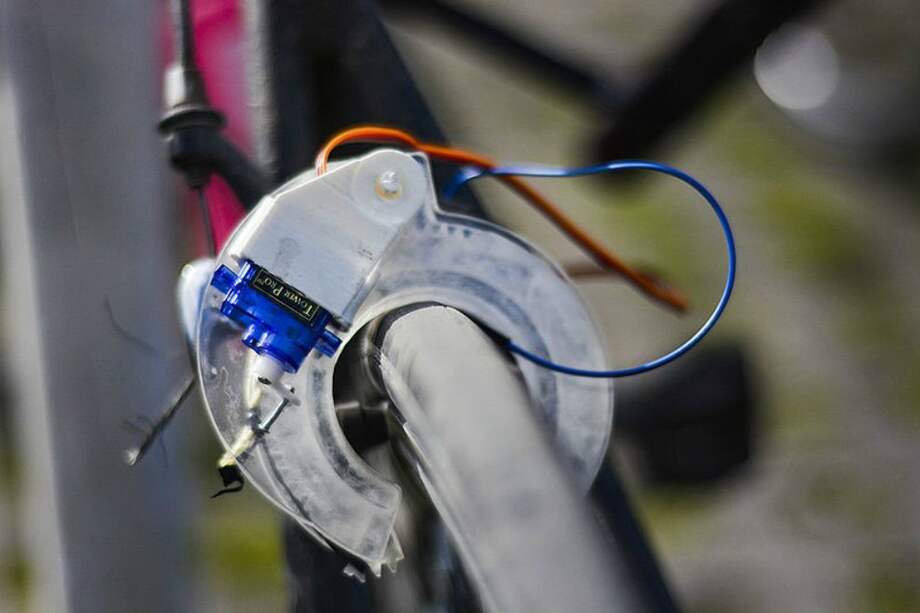 El sistema de bloqueo está conformado por un mecanismo de herradura que se sitúa en la parte posterior del marco de la bicicleta, a la altura de los frenos, con eso, cuando se produce el evento, se activa y bloquea la llanta. / Agencia de Noticias U. Nacional