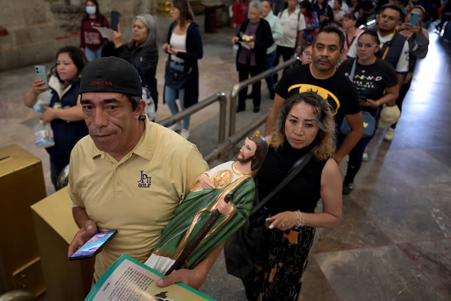 Personas esperando su turno para apreciar la reliquia de San Judas Tadeo.
