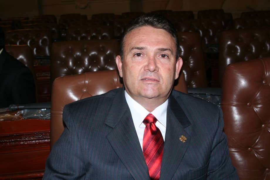 Corte Suprema condena a diez años de prisión a exsenador Carlos Barriga por paramilitarismo.