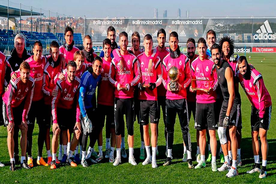 James y Ronaldo festejaron con sus compañeros en la práctica