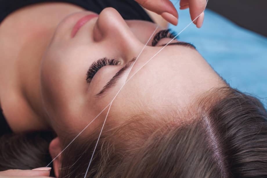 Beber agua, aplicar un sérum de crecimiento y aplicar aceites naturales son técnicas que pueden aportar al crecimiento de sus cejas.