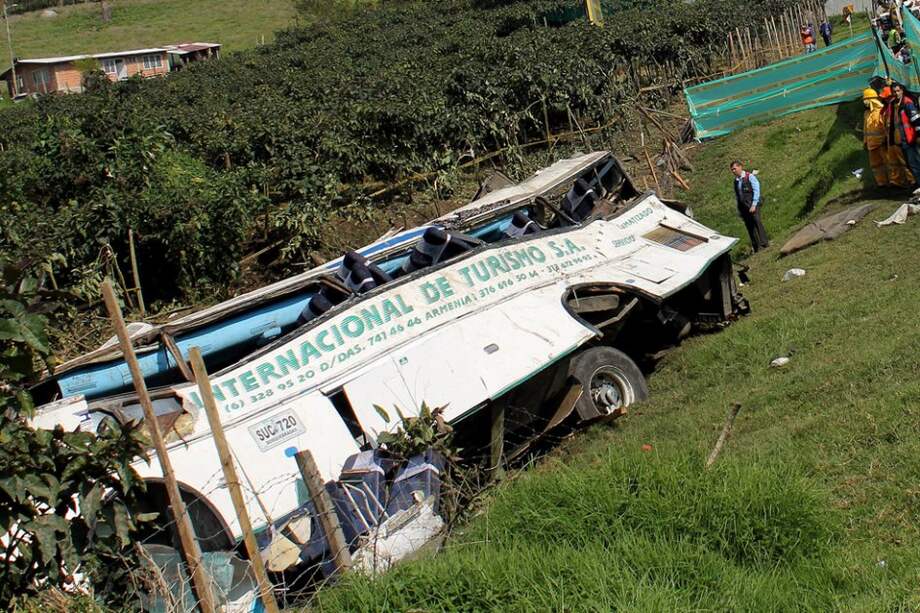 Autoridades inspeccionan el autobús destrozado en el que fallecieron 27 personas el lunes/ EFE