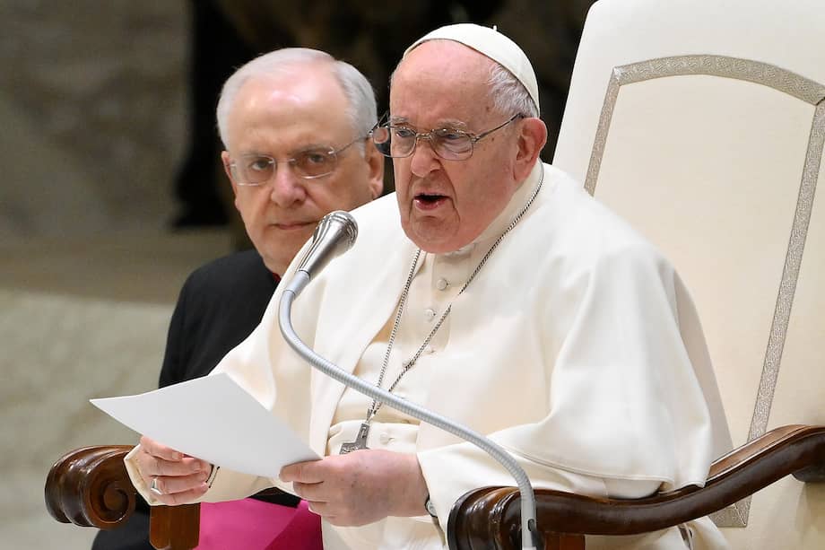 El Papa Francisco (dcha.) se sienta junto al sacerdote y escritor italiano monseñor Leonardo Sapienza (izq.), mientras dirige la audiencia general semanal en el aula Pablo VI, Ciudad del Vaticano.